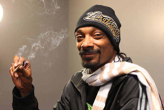 Snoop Dogg røyker sigarett (eller hasj)
